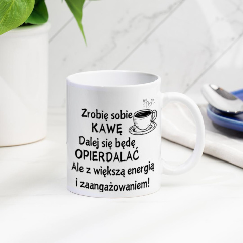 Kubek "Zrobię sobie KAWĘ, dalej się będę OPIERDALAĆ, ale z większą energią i zaangażowaniem!" Kubek "Zrobię sobie KAWĘ, dalej się będę OPIERDALAĆ, ale z większą energią i zaangażowaniem!"