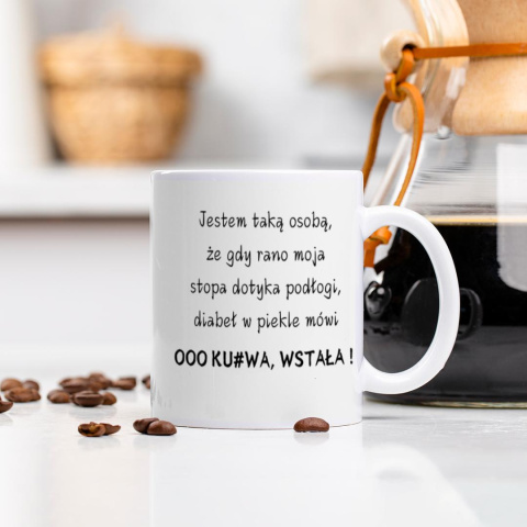 Kubek "Jestem taką osobą, że gdy rano moja stopa dotyka podłogi, diabeł w piekle mówi: OOO KU#WA, WSTAŁA!" Kubek "Jestem taką osobą, że gdy rano moja stopa dotyka podłogi, diabeł w piekle mówi: OOO KU#WA, WSTAŁA!"
